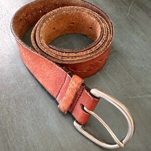 Leather Belt with cut out pattern, reddish brown.